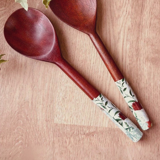 A product video showcasing a pair of mango wood salad servers with nature print on the handle ends.